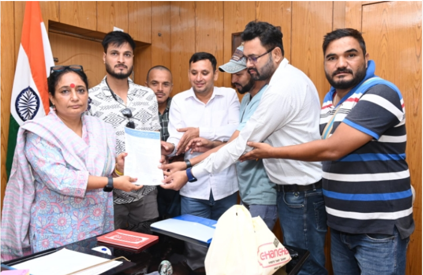उत्तराखंड जल संस्थान संविदा श्रमिक संघ के एक प्रतिनिधि मंडल ने देहरादून के यमुना कॉलोनी स्थित विधानसभा अध्यक्ष ऋतु खण्डूडी भूषण के शासकीय आवास पर भेंट की