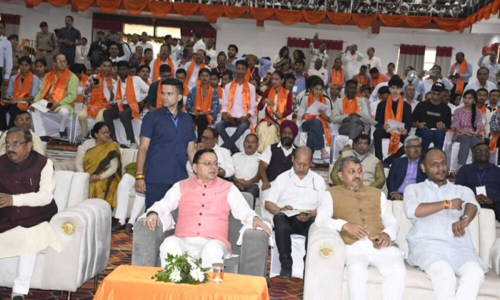 मुख्यमंत्री पुष्कर सिंह धामी ने प्रधानमंत्री नरेंद्र मोदी के मन की बात का 126वां एपिसोड सुना