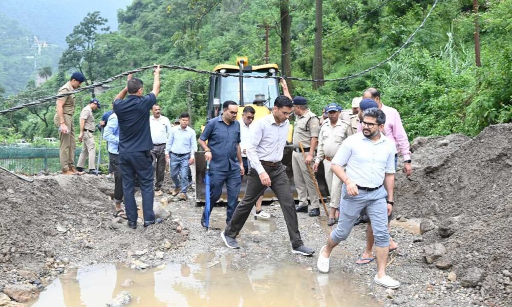 पैदल कार्लीकागाड, मजयाडी पहुंचे डीएम, रेस्क्यू टीम की मदद से 70 लोगों को सुरक्षित निकाला