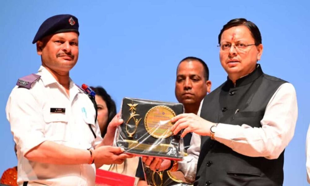 मुख्यमंत्री पुष्कर सिंह धामी में आपदा में सहयोग वाले कर्मियों को सम्मानित किया