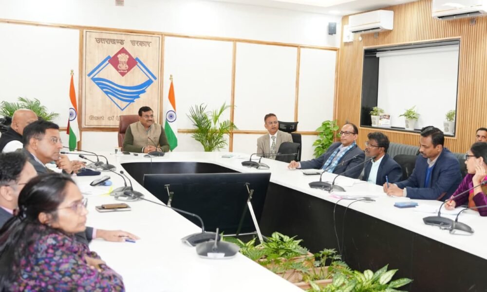 मुख्य सचिव आनन्द बर्द्धन ने विभागों की प्रगति की समीक्षा की