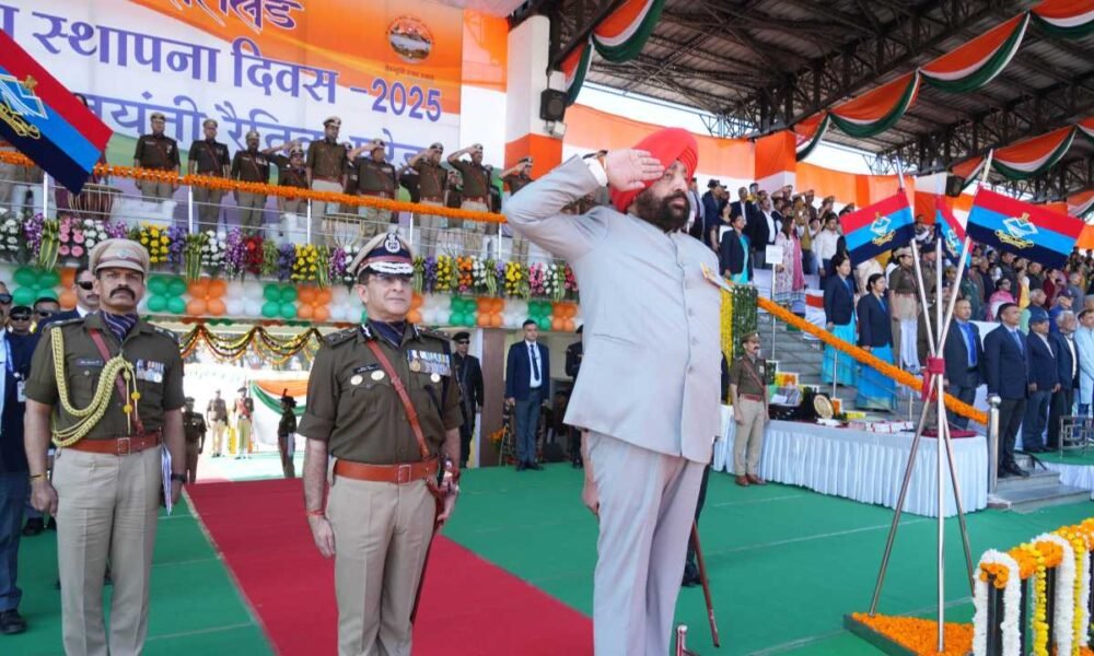 राज्य स्थापना के रजत जयंती समारोह में राज्यपाल ने रैतिक परेड की सलामी ली