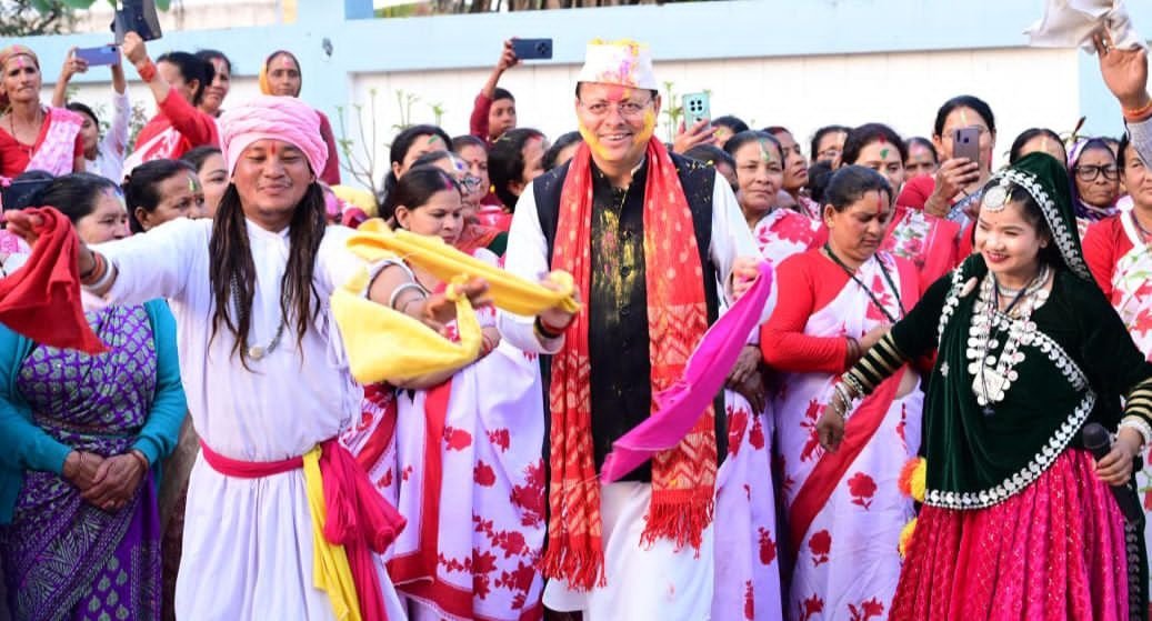 नगला तराई स्थित निजी आवास पर पारंपरिक उल्लास के साथ मना होली पर्व…